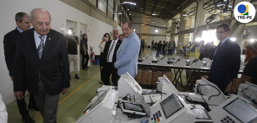 A 7ª zona eleitoral, no Recife, foi a primeira a iniciar o processo no estado