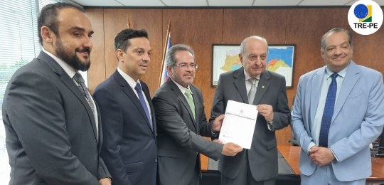 Representantes do Tribunal de Contas e Ministério Público de Contas realizaram a entrega