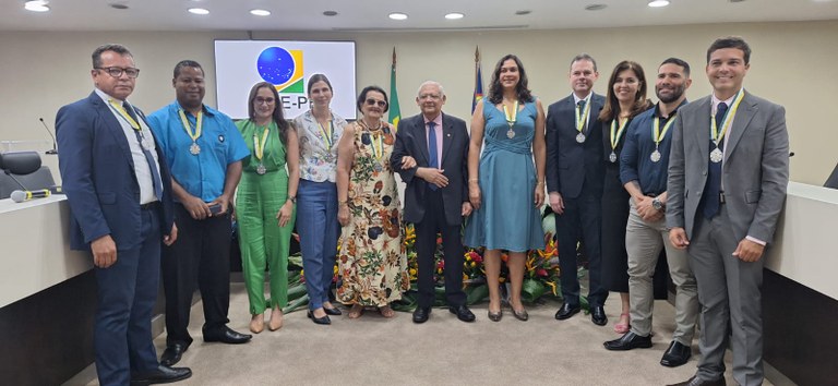 Palestra-show com o cantor Almir Rouche abre a Semana do Servidor do TRE-PE