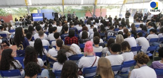 TRE-PE - Eleitora e Eleitor do Futuro: edição focada nas Eleições 2024 atende 500 estudantes da ...