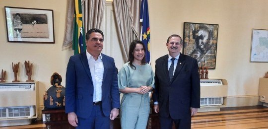 TRE-PE entrega de convite de posse para a governadora