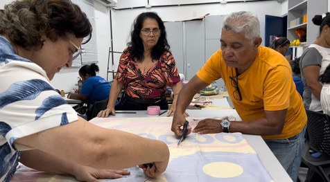 TRE-PE - Mais de 4 mil bandeiras apreendidas no 1º turno foram destinadas a costureiras do Recife